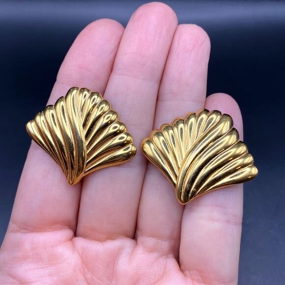 Vintage MONET Fan Sea Shell Earrings Clip On Shiny Gold Tone Classic - Picture 1 of 7